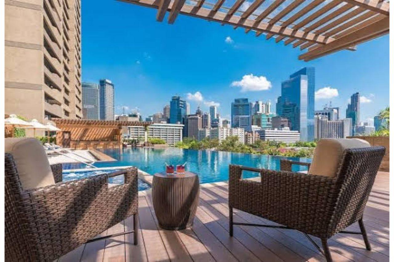 Discovery Primea Makati City Екстериор снимка The rooftop pool at the hotel