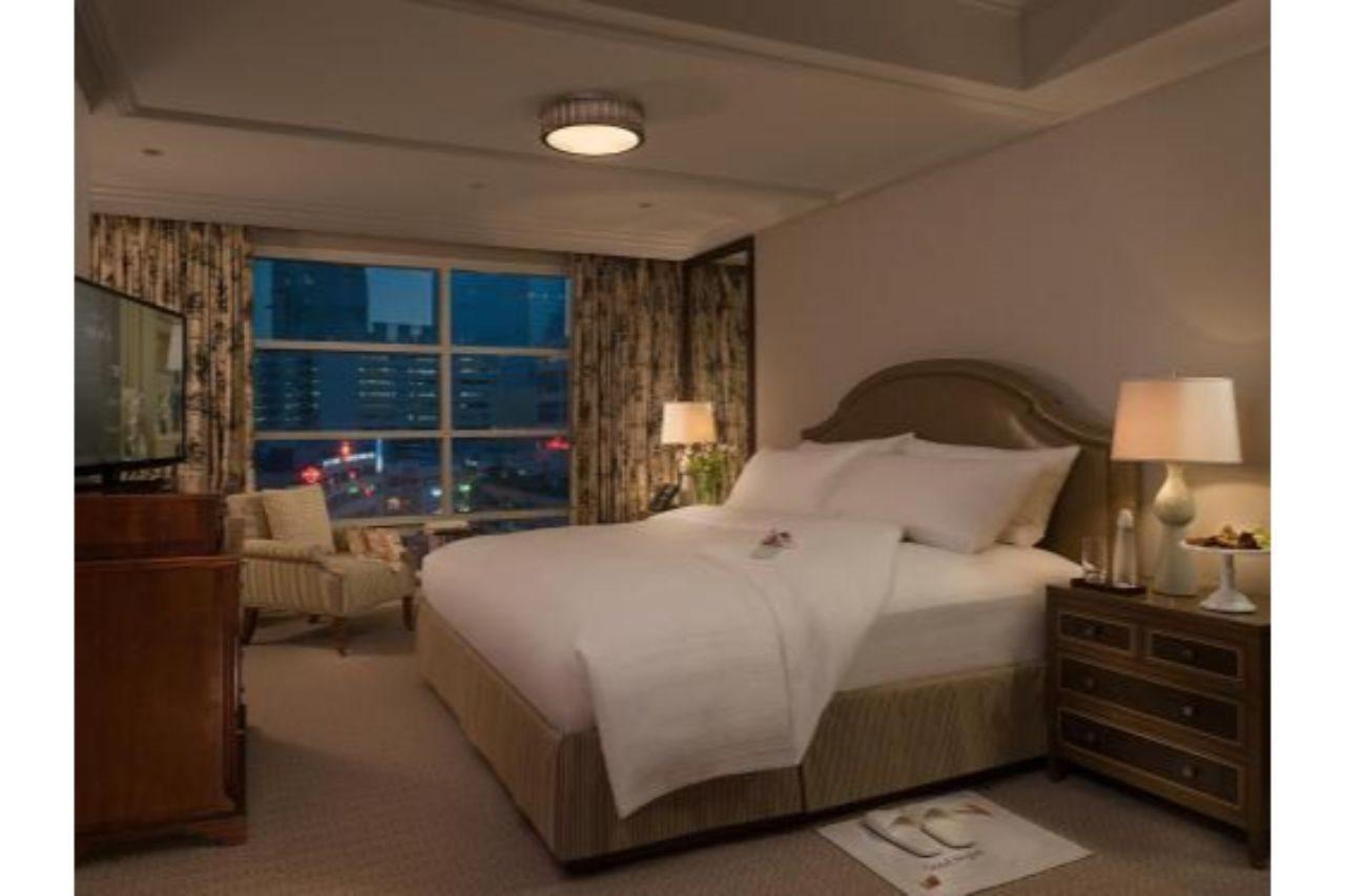 Discovery Primea Makati City Екстериор снимка A bedroom at the Mandarin Oriental, Hong Kong