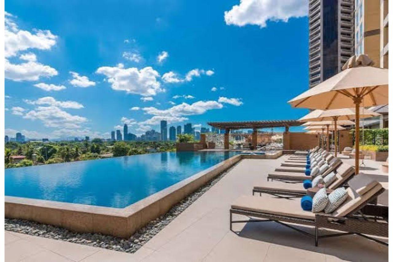 Discovery Primea Makati City Екстериор снимка The Infinity Pool at the 10th floor of the West Tower