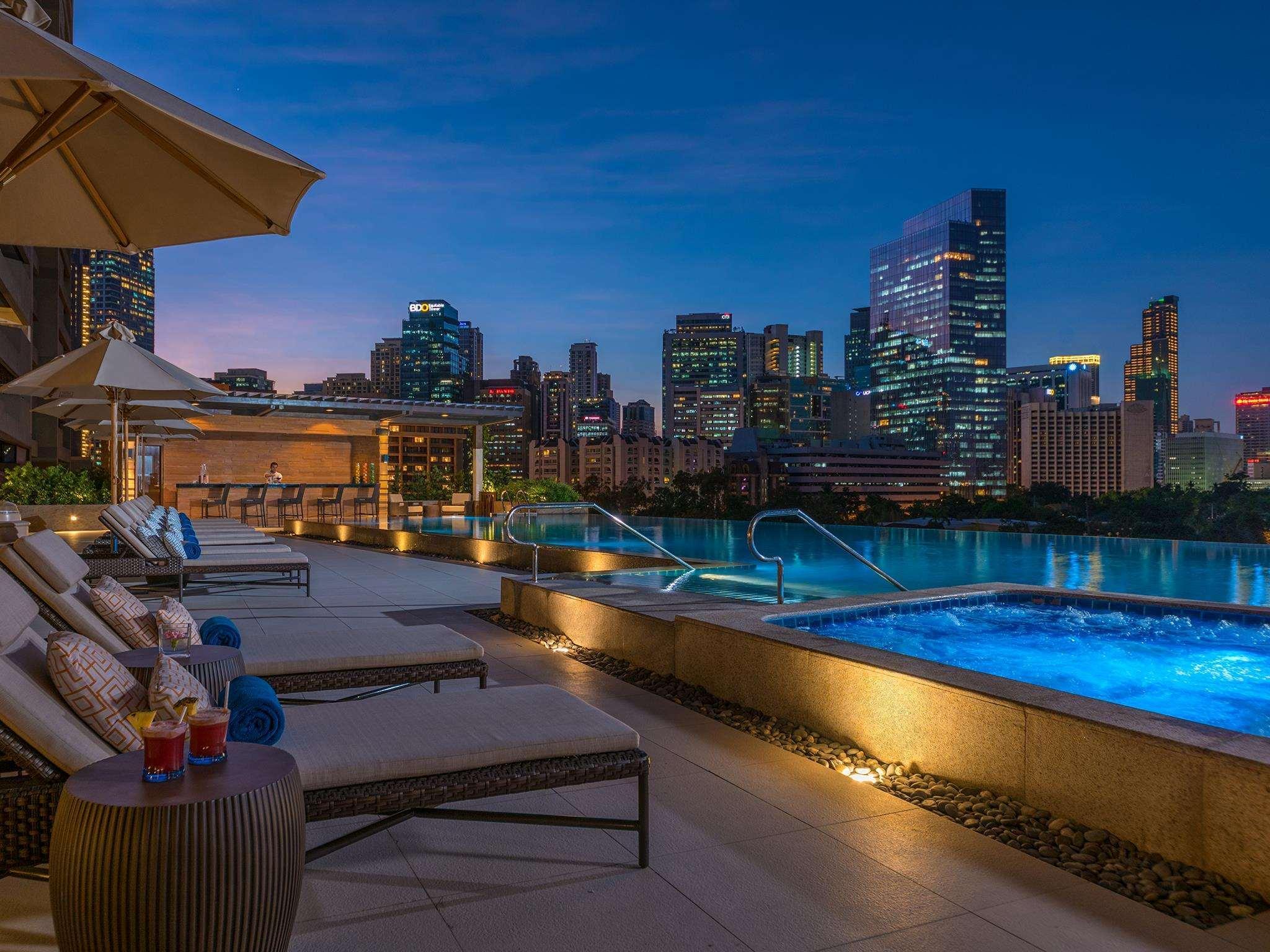 Discovery Primea Makati City Екстериор снимка The pool at the hotel