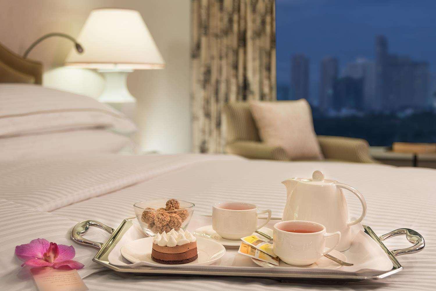 Discovery Primea Makati City Екстериор снимка Room service
