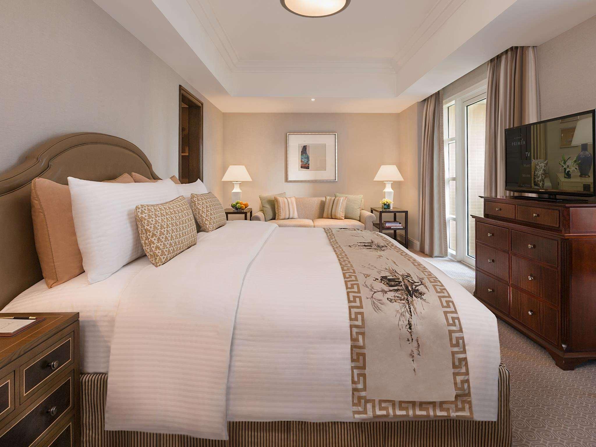 Discovery Primea Makati City Екстериор снимка A bedroom at The Peninsula