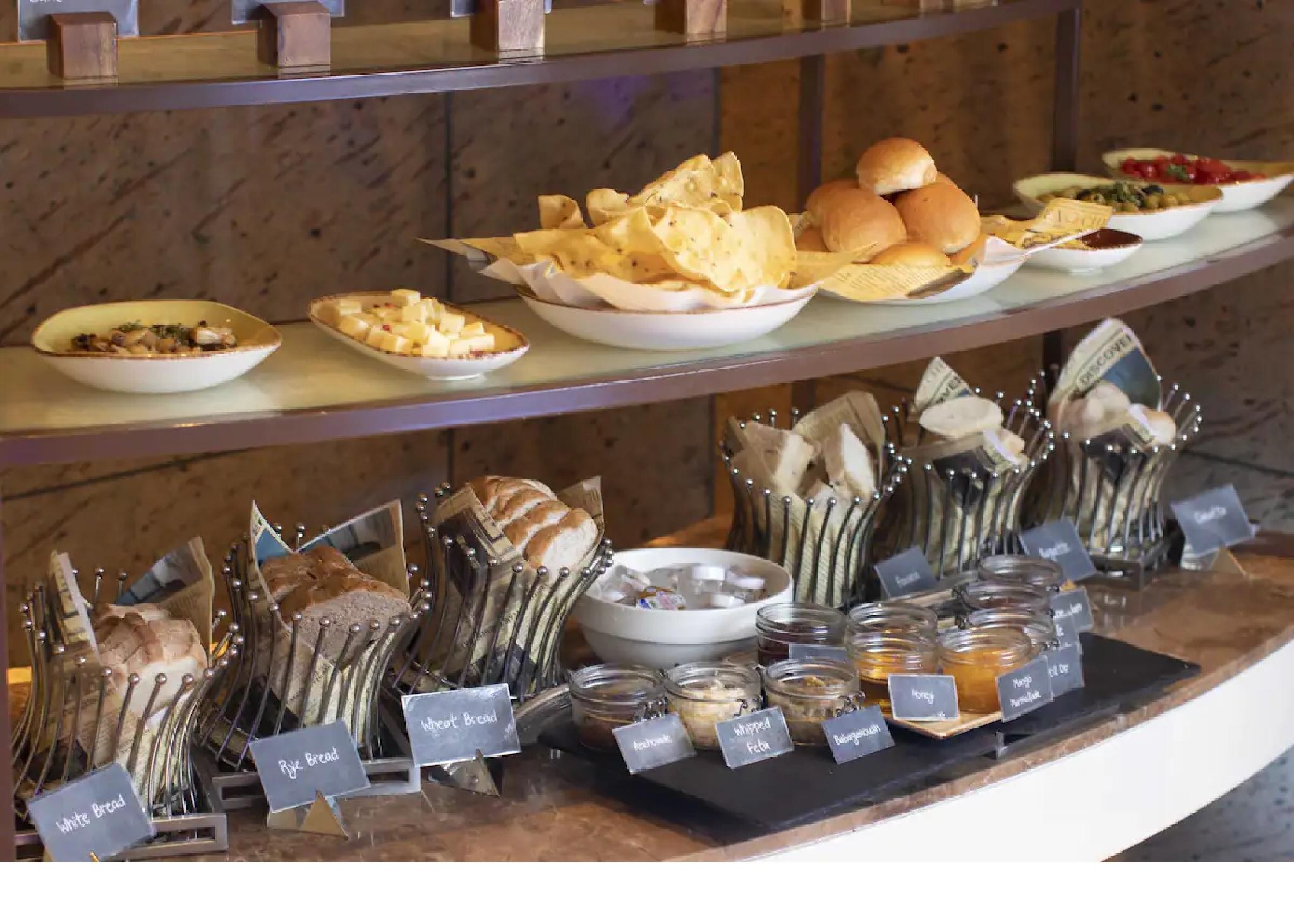 Discovery Primea Makati City Екстериор снимка A buffet at a hotel