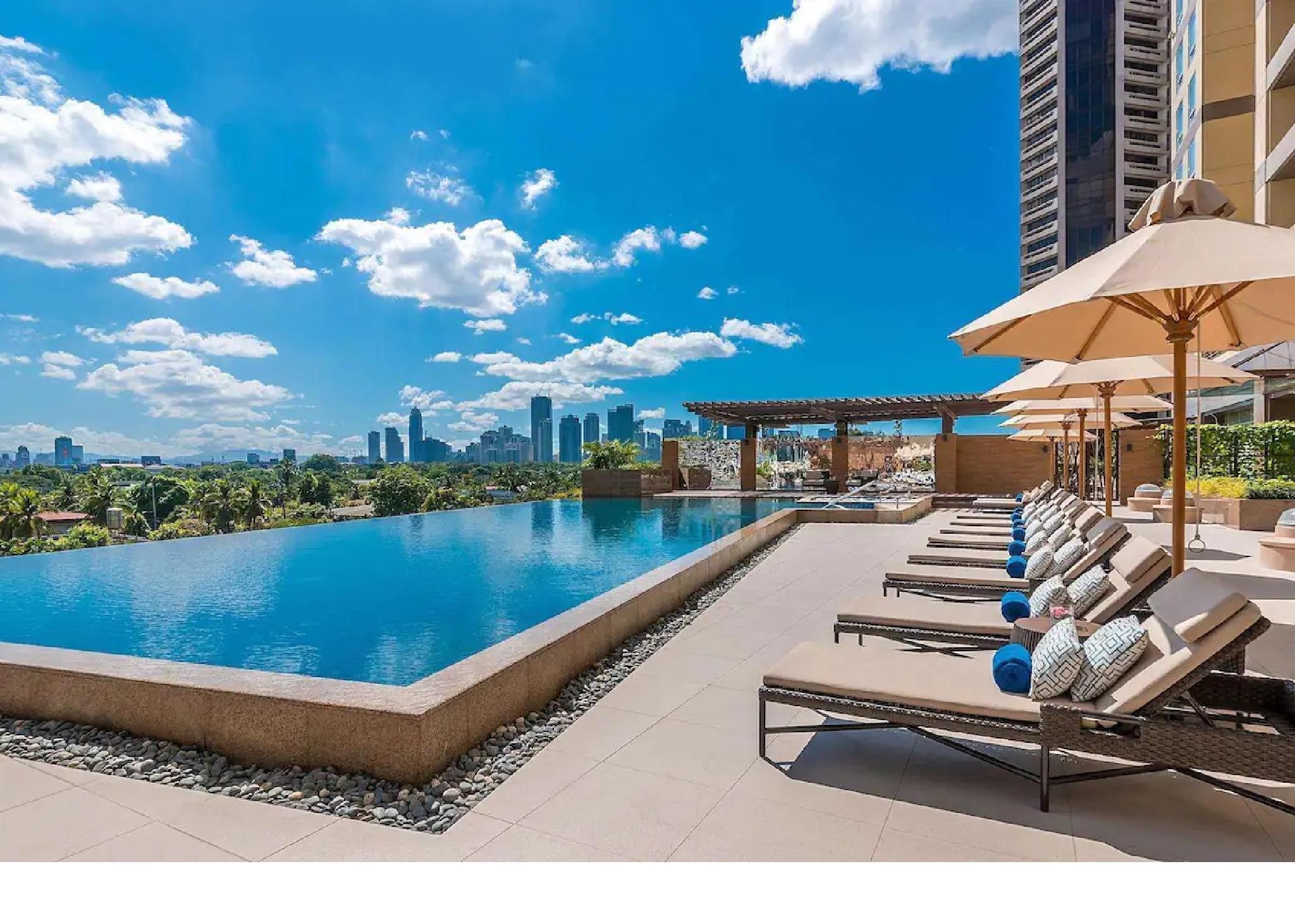 Discovery Primea Makati City Екстериор снимка The Infinity Pool at the 10th floor of the hotel