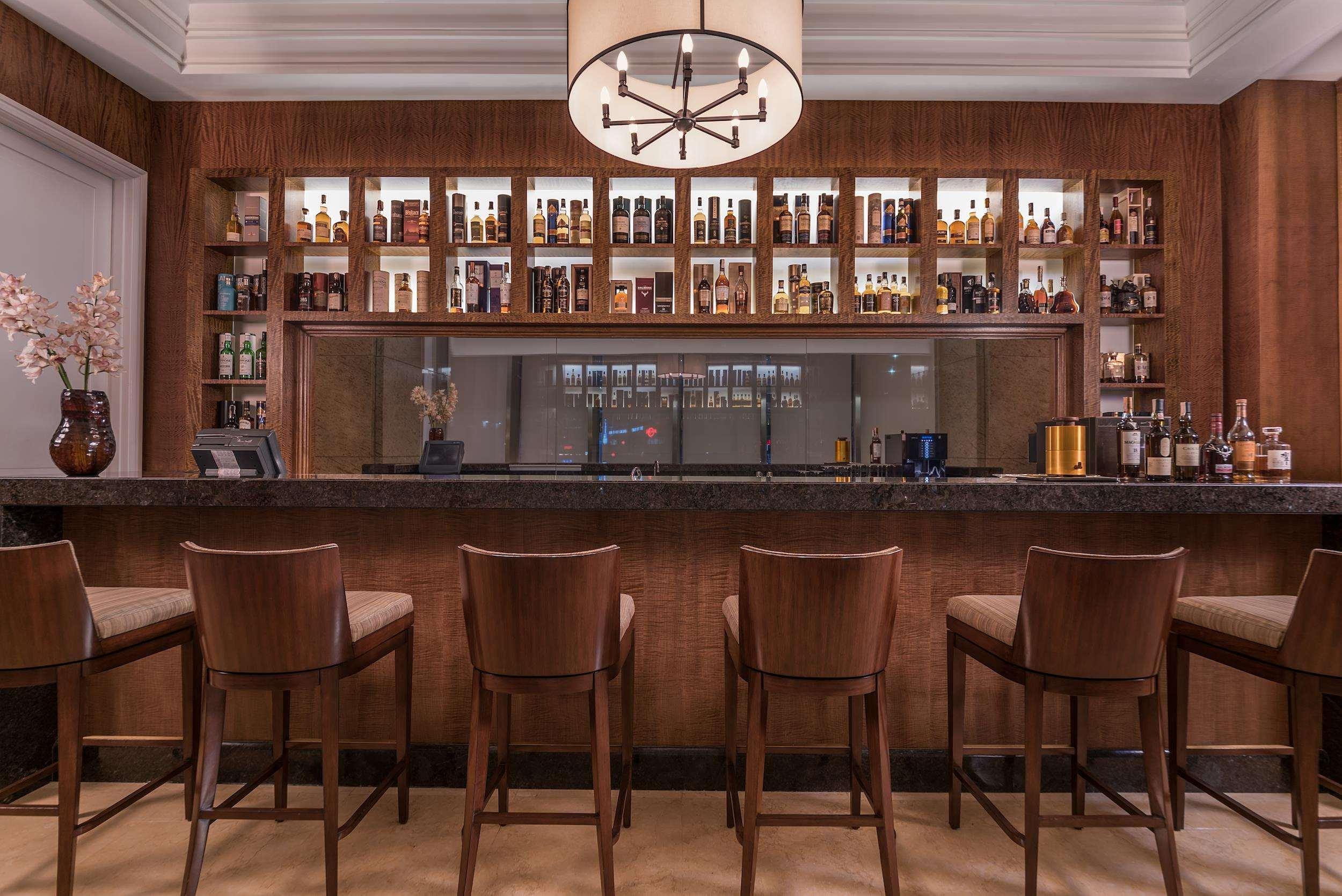 Discovery Primea Makati City Екстериор снимка The bar at the hotel