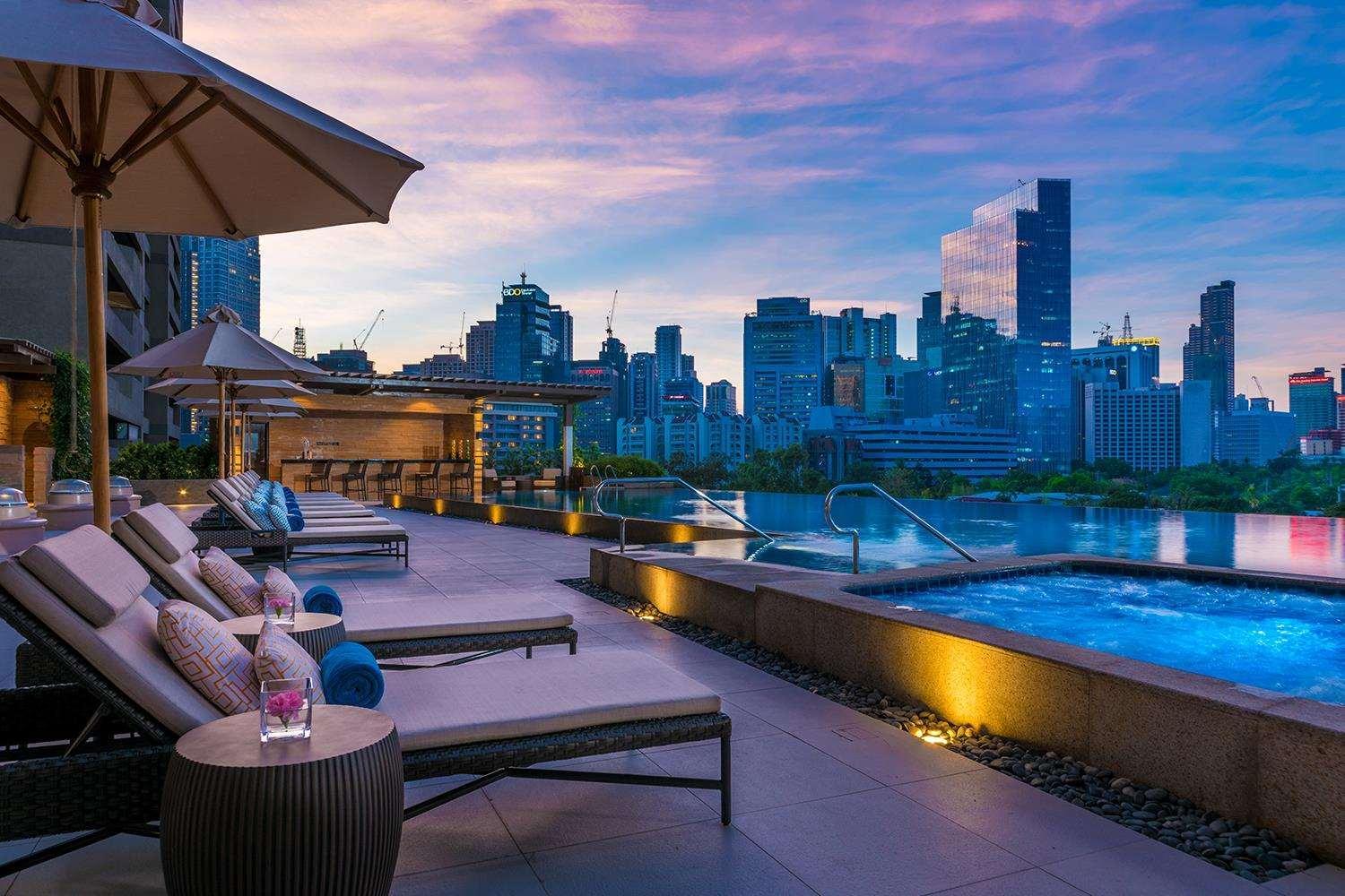 Discovery Primea Makati City Екстериор снимка The rooftop pool at the hotel