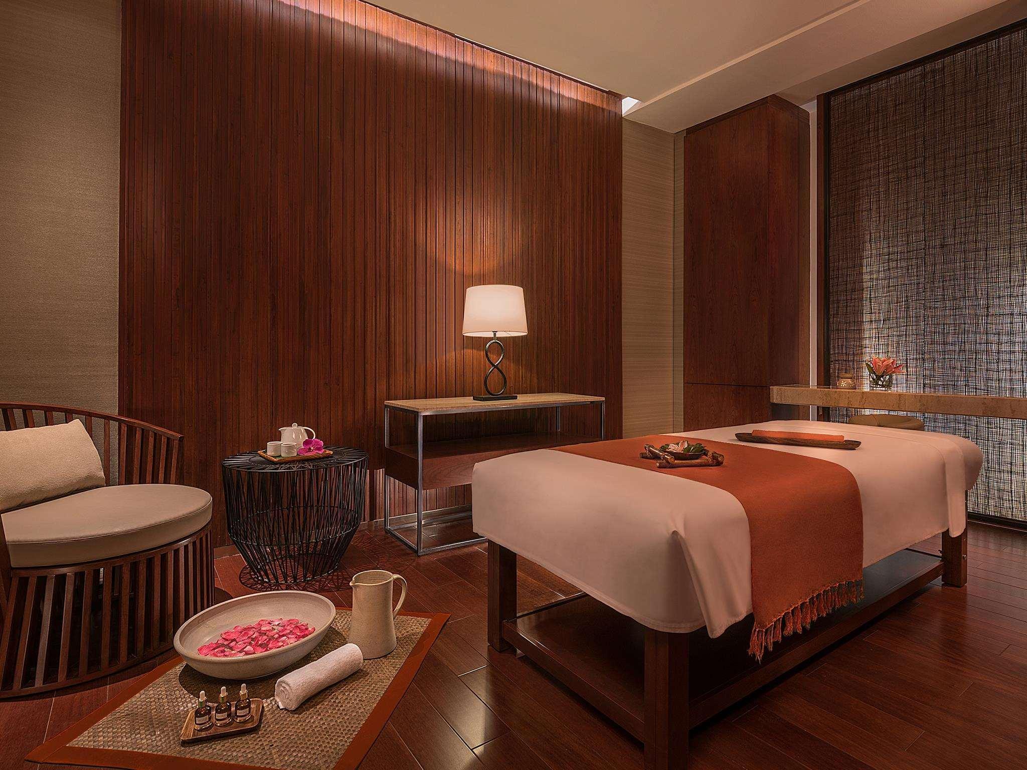 Discovery Primea Makati City Екстериор снимка A treatment room at the spa
