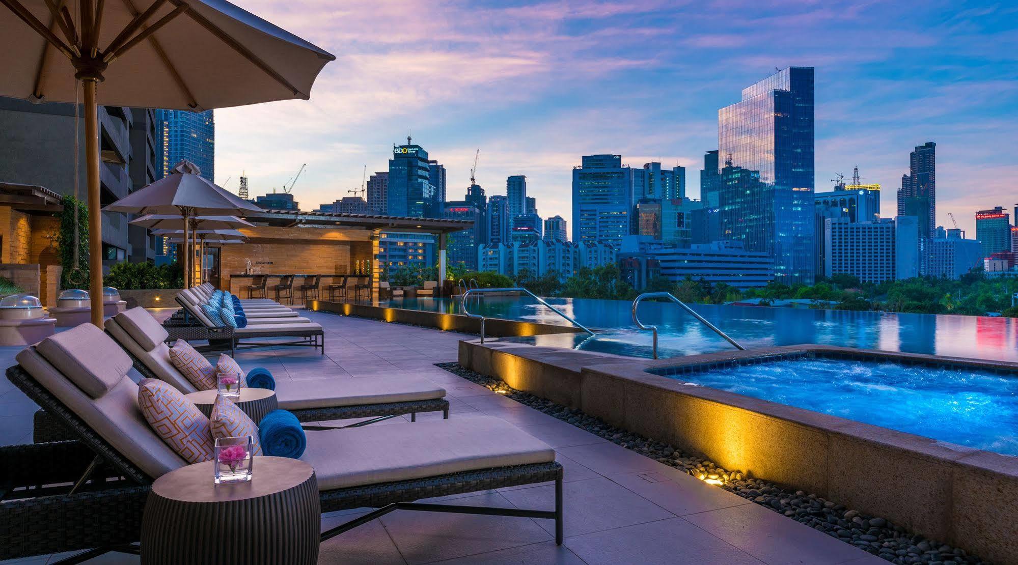 Discovery Primea Makati City Екстериор снимка The rooftop pool at the hotel